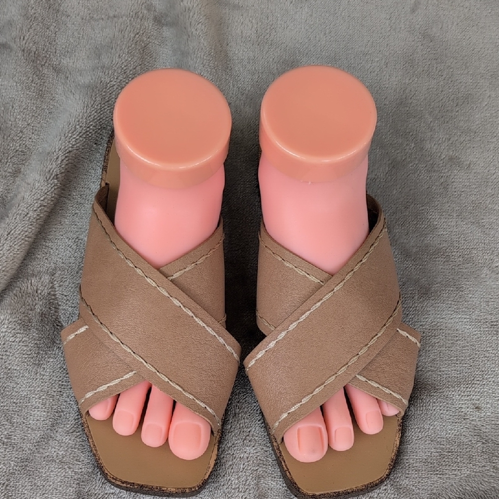 Oasis Society Stella Criss Cross Tan slide In Sandals size 6